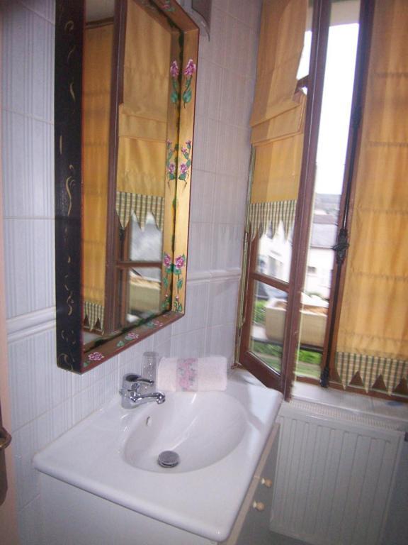 Logis Deritel Bed and Breakfast Montsûrs Pokój zdjęcie